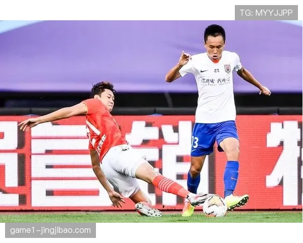 何超全场犯规四次吃牌 河南中场鲁莽防守动作饱受质疑